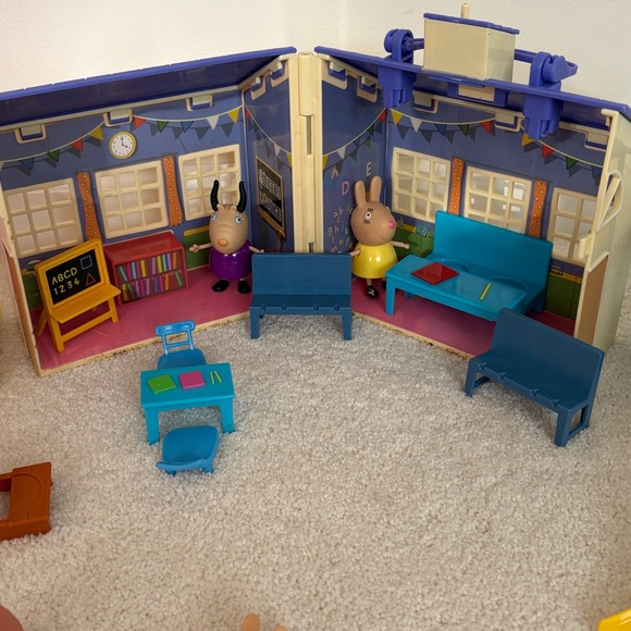 Peppa Pig School, Ice Cream Truck and Trolley Lot - Picture 7 of 11